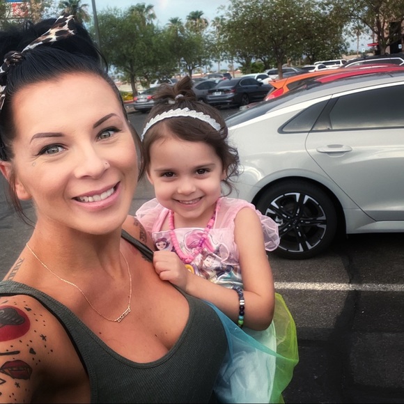 Meet your Posher, Steffi - Picture 1 of 4